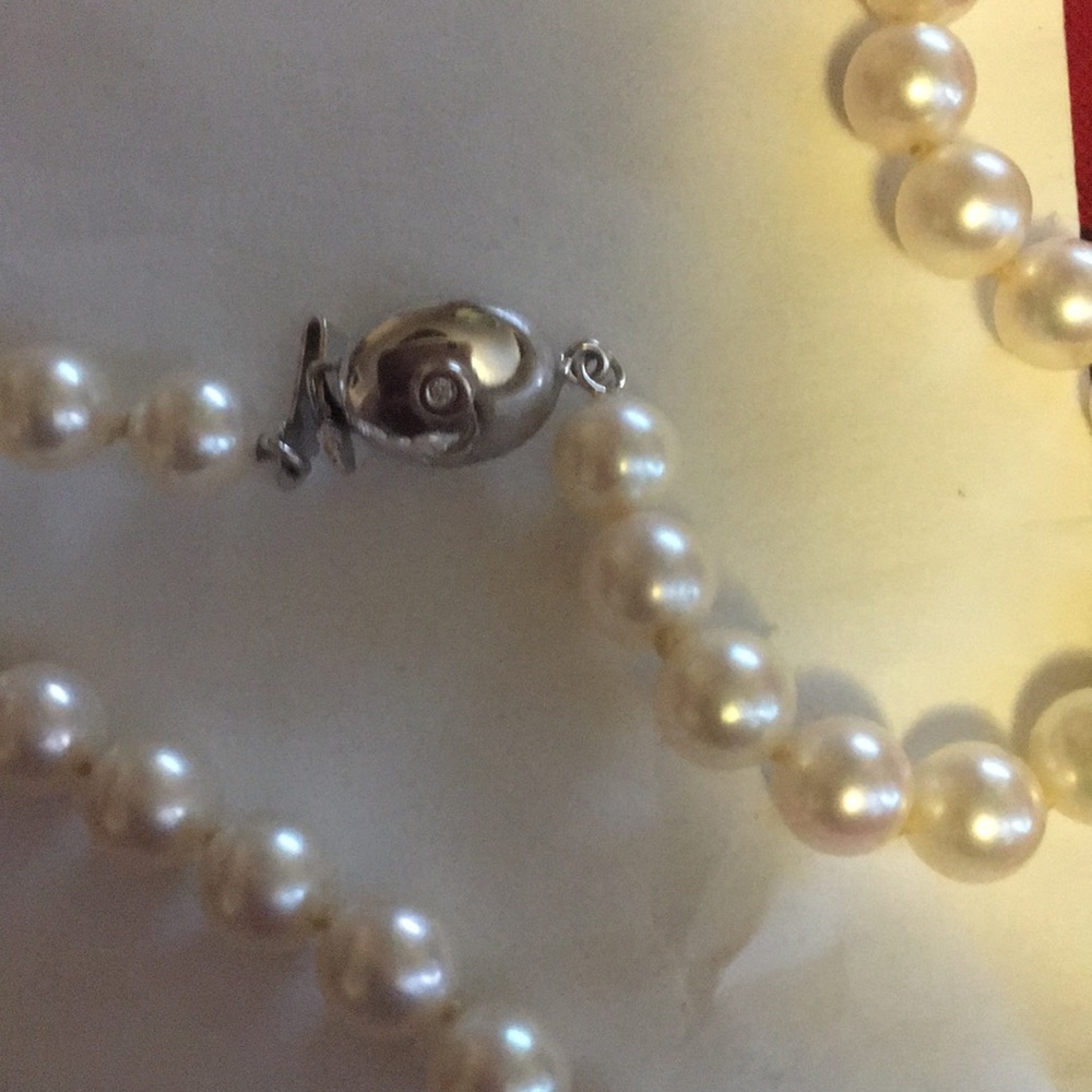 Pearl necklace authentic w diamond clasp - Picture 4 of 4